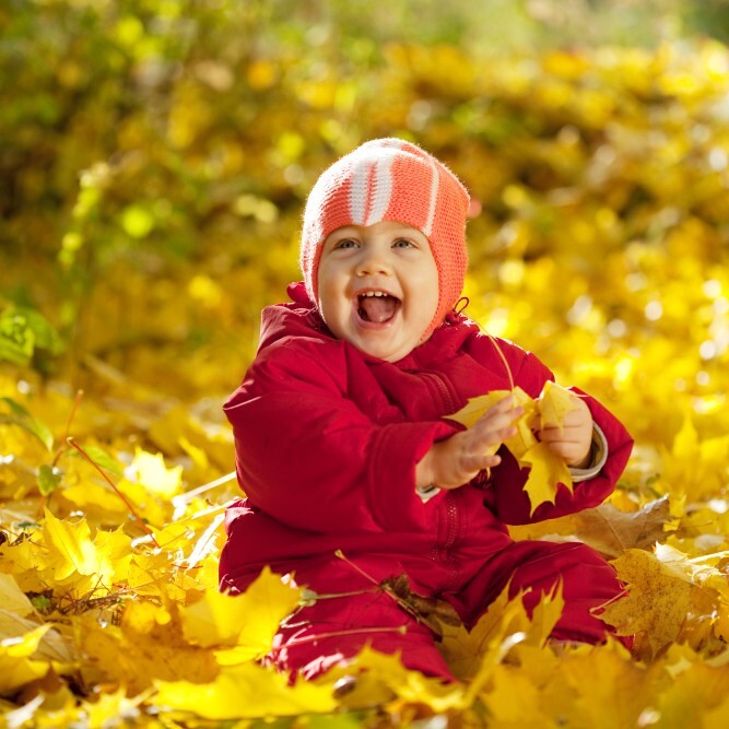 atalanda - Kleinkind im Herbstlaub - square - freepik.jpg