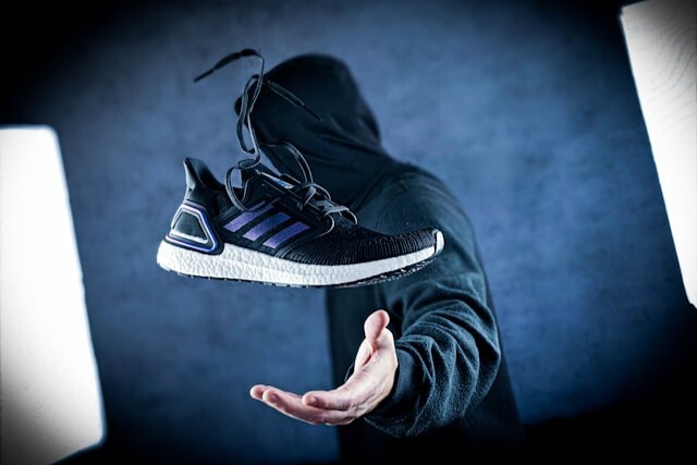adidas Schuh - 3 zu 2 - unsplash.jpg
