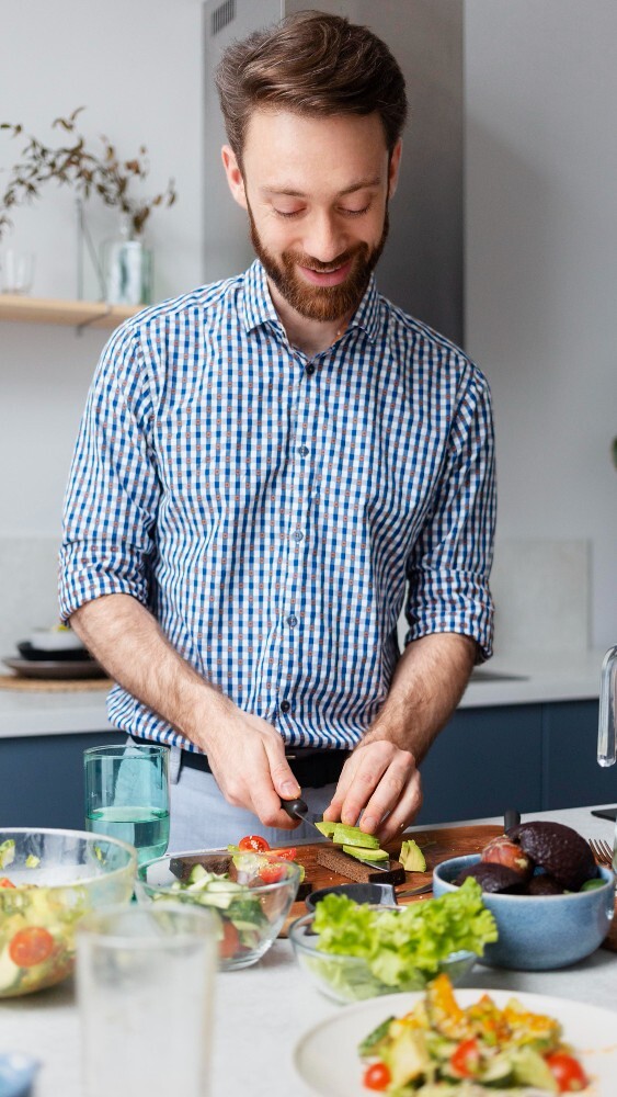 Homecook Mann - 9 zu 16 - atalanda - freepik.jpg