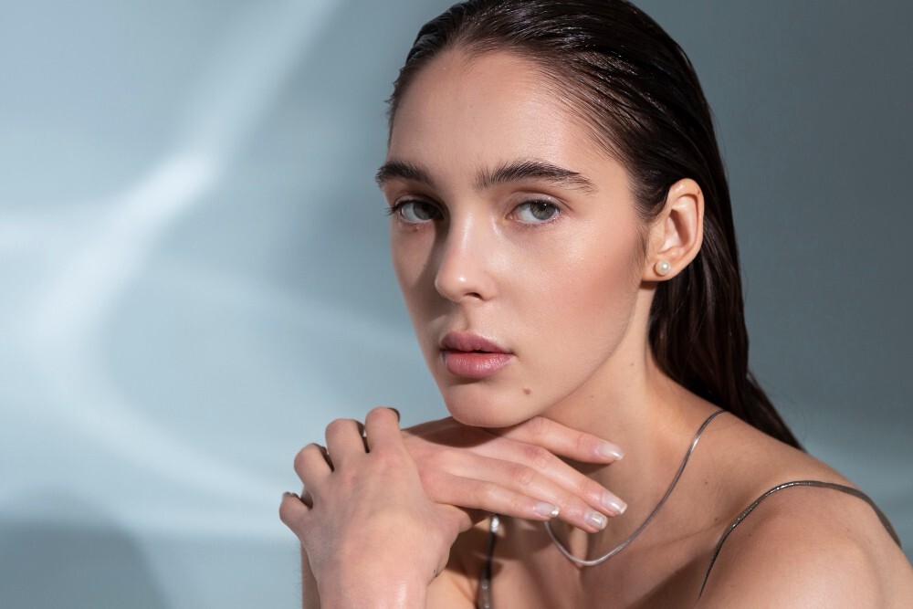 atalanda - Schmuck Weihnachten - Frau grauer Hintergrund - 3 zu 2 - freepik.jpg