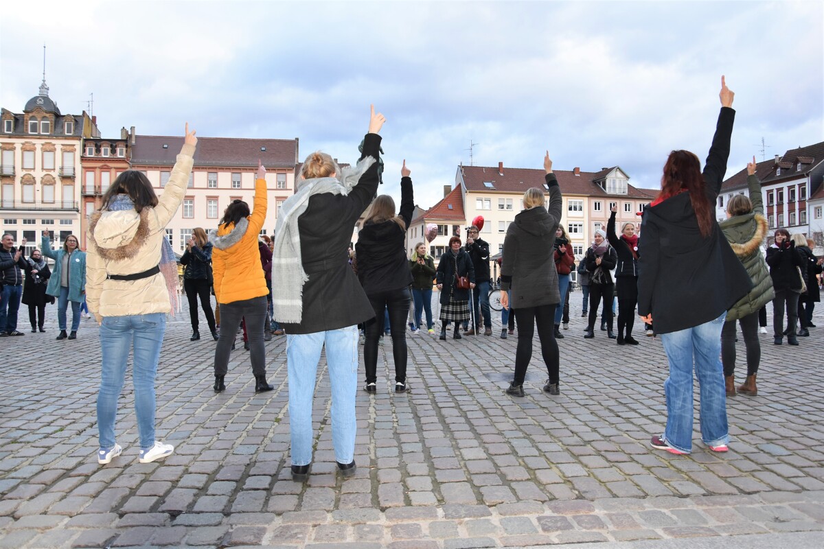 Aktion "One Billion Rising" gegen Gewalt an Frauen in Landau