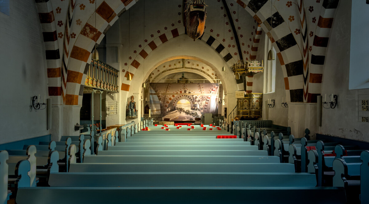 Altarverhüllung zur Passionszeit – Installation von Harald Bickel