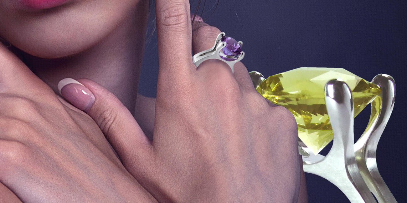 Frau mit einem Solitairering auf dem Mittelfinger. Ein wunderschöner großer Amethyst wird von 4 polierten Krappen gehalten. Der Ring wird so getragen, dass der Stein auf dem benachbarten Finger liegt. Er schmiegt sich toll in die Hand.