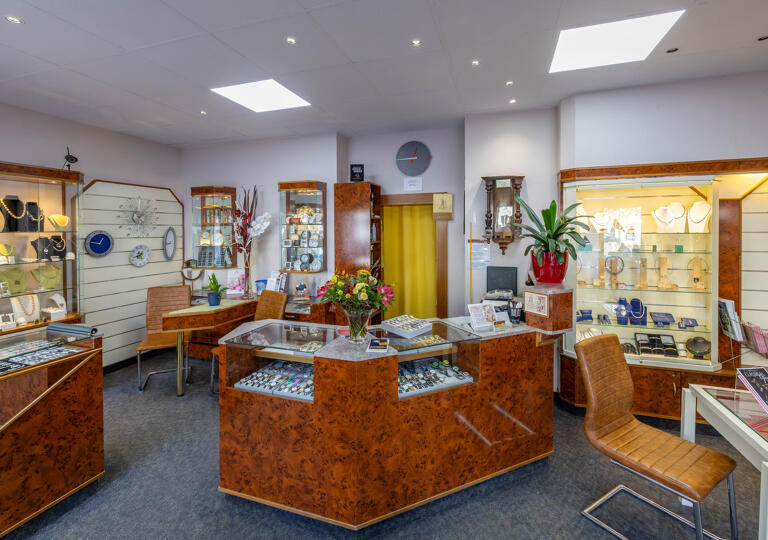 Uhren und Schmuck am Hallmarkt Halle