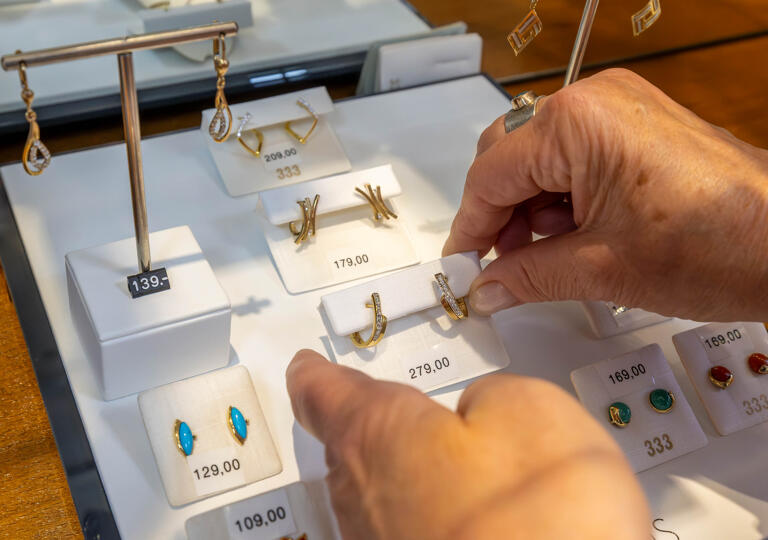 Uhren und Schmuck am Hallmarkt Halle