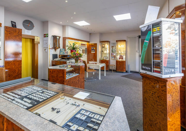Uhren und Schmuck am Hallmarkt Halle