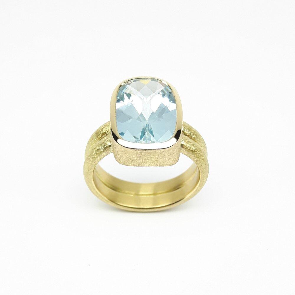 Ring in 18kt yellow gold and aquamarine. Unique piece.