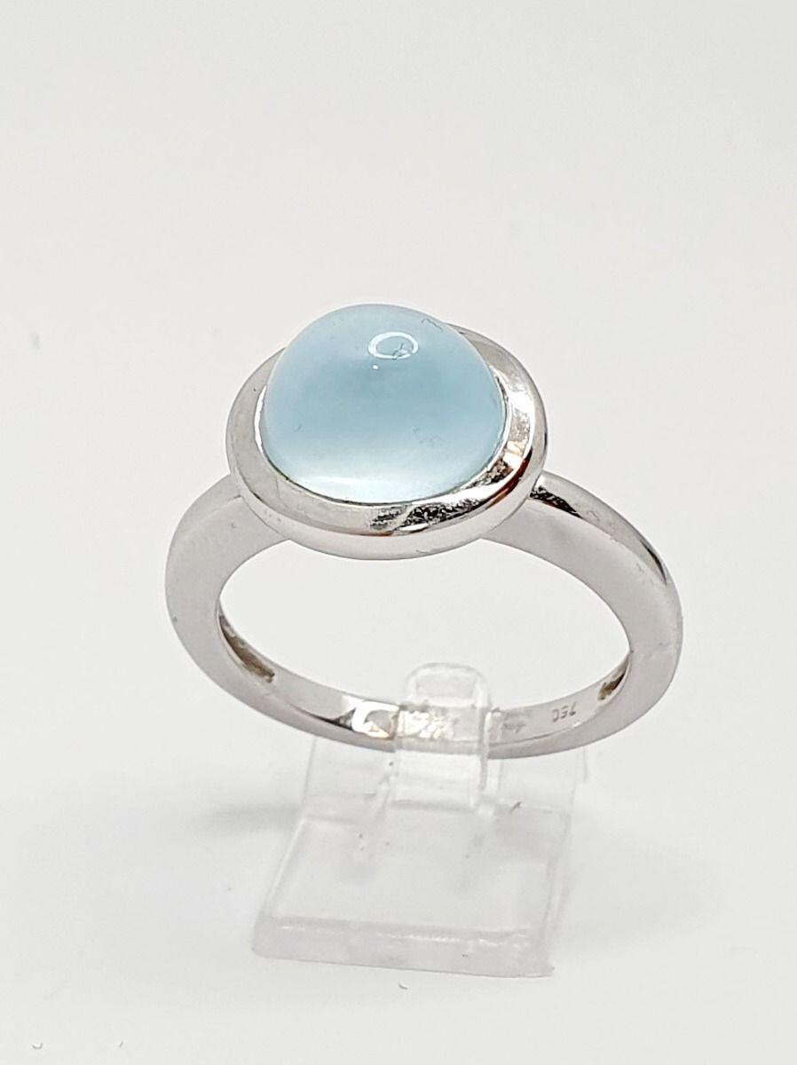# Weißgoldring mit blauer Topas-Cabochon