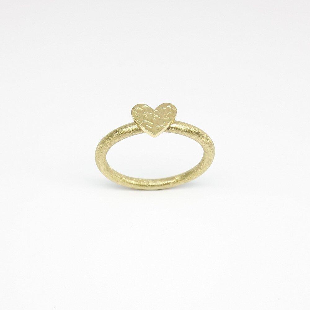 Hammered heart ring in 18kt yellow gold.