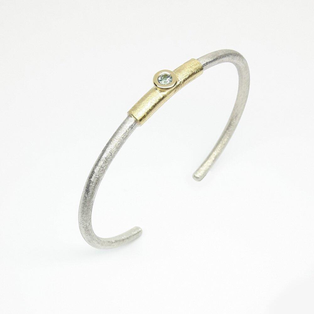 Armspange aus 925er Silber, 18kt Gelbgold und grünem Turmalin.