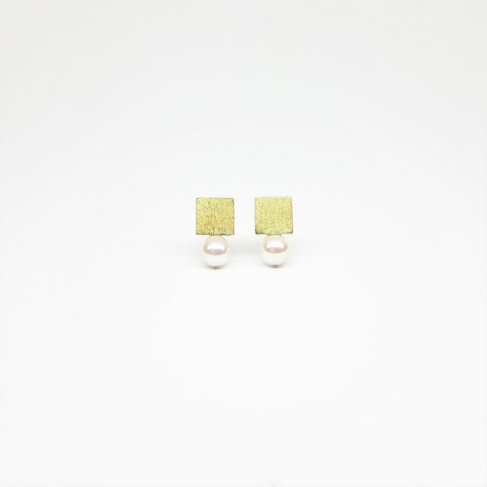 Stud earrings square, 18kt yellow gold and Akoya beads Ø5mm.