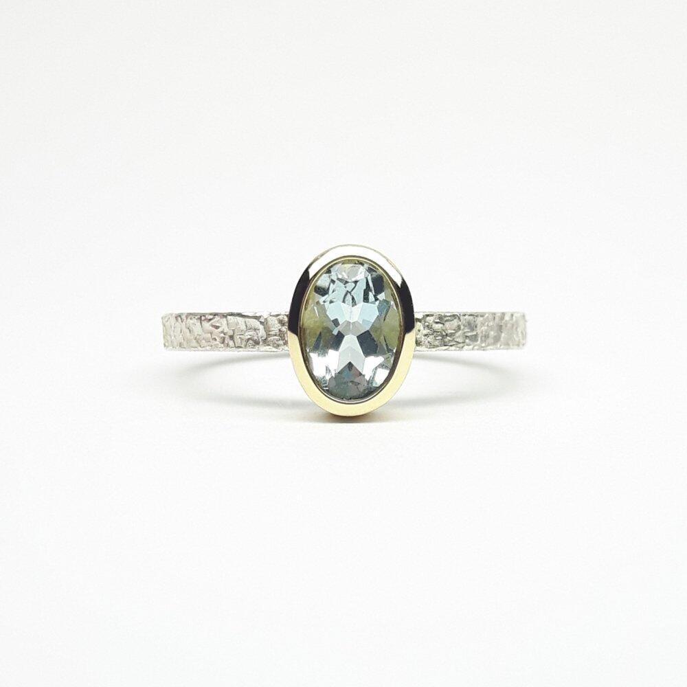 Bague martelée en argent 925/-,  or jaune 18kt, sertie d'une aigue-marine. Pièce unique.