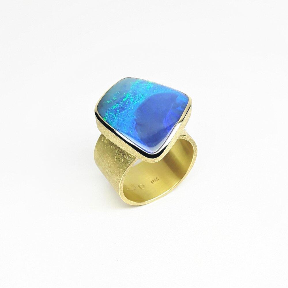 "le grand bleu", bague en or jaune 18kt, opale boulder australienne. Pièce unique.