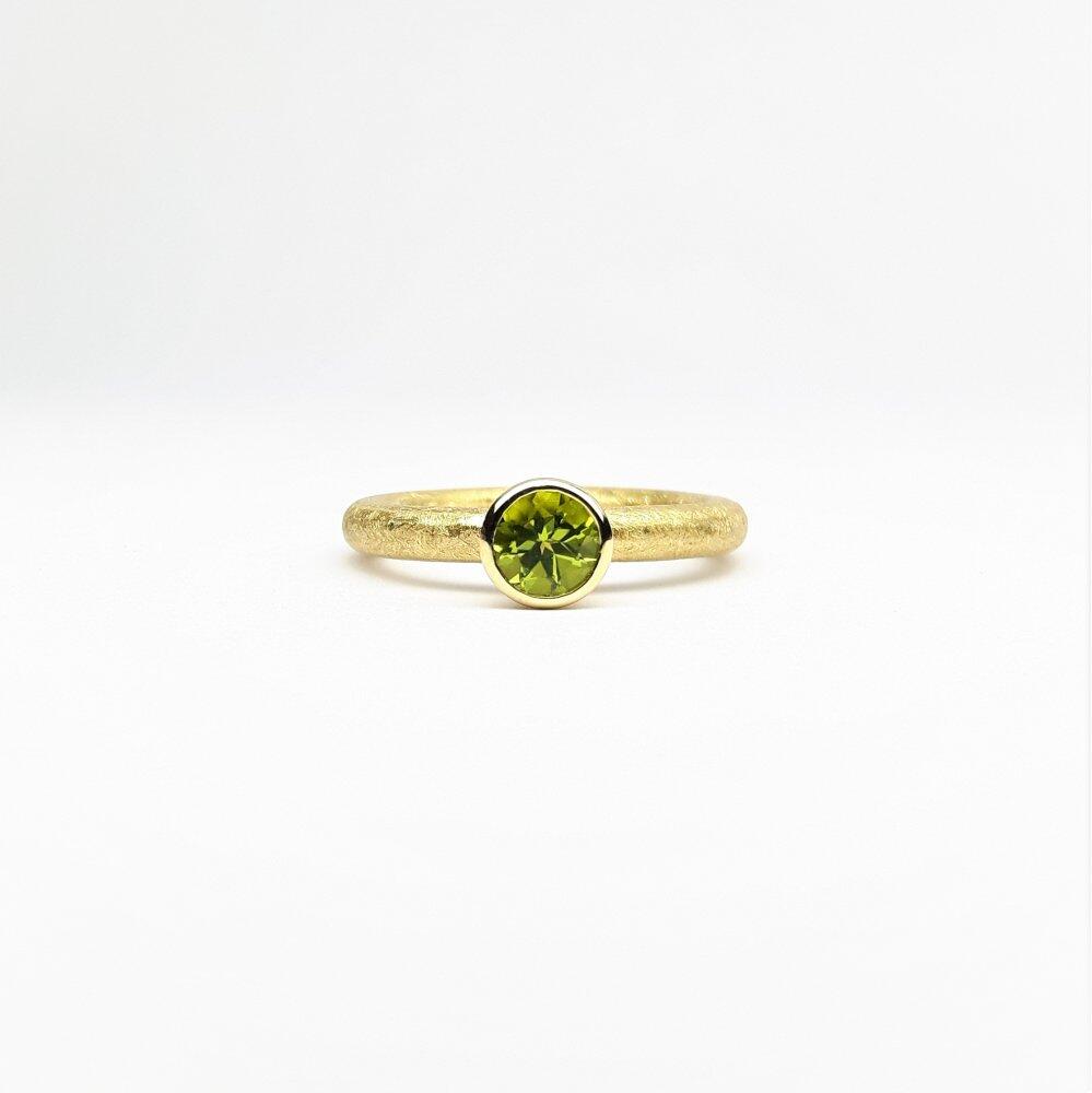 "combiring small", 18kt yellow gold and peridot Ø5mm.