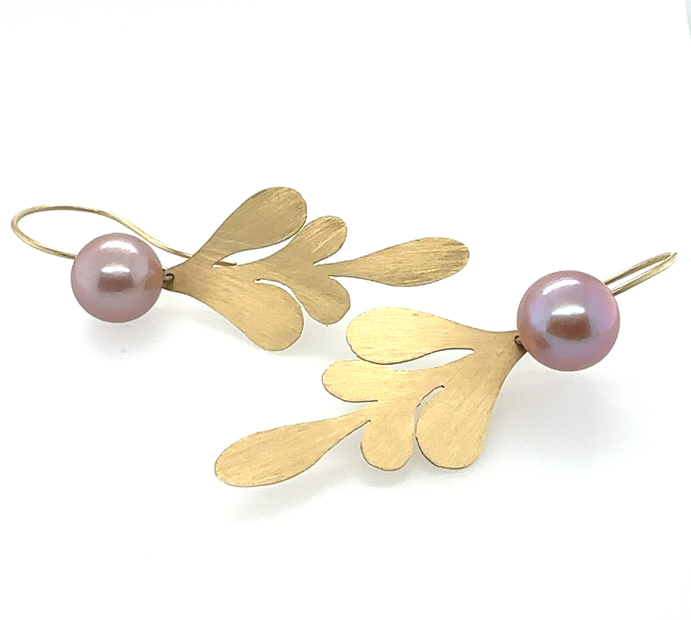 Earrings in yellow gold with Edison pearl
