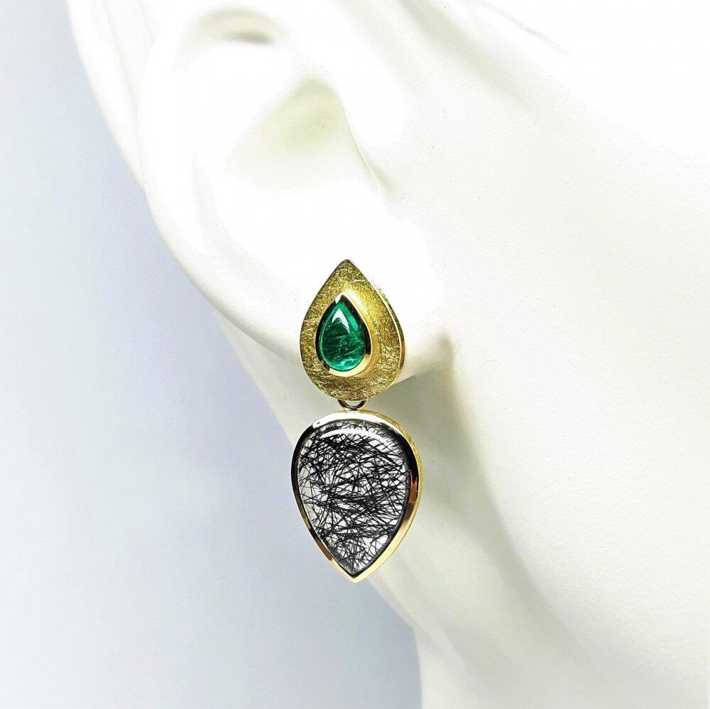 Stud earrings in 18kt yellow gold, emerald and tourmaline quartz. Unique piece.