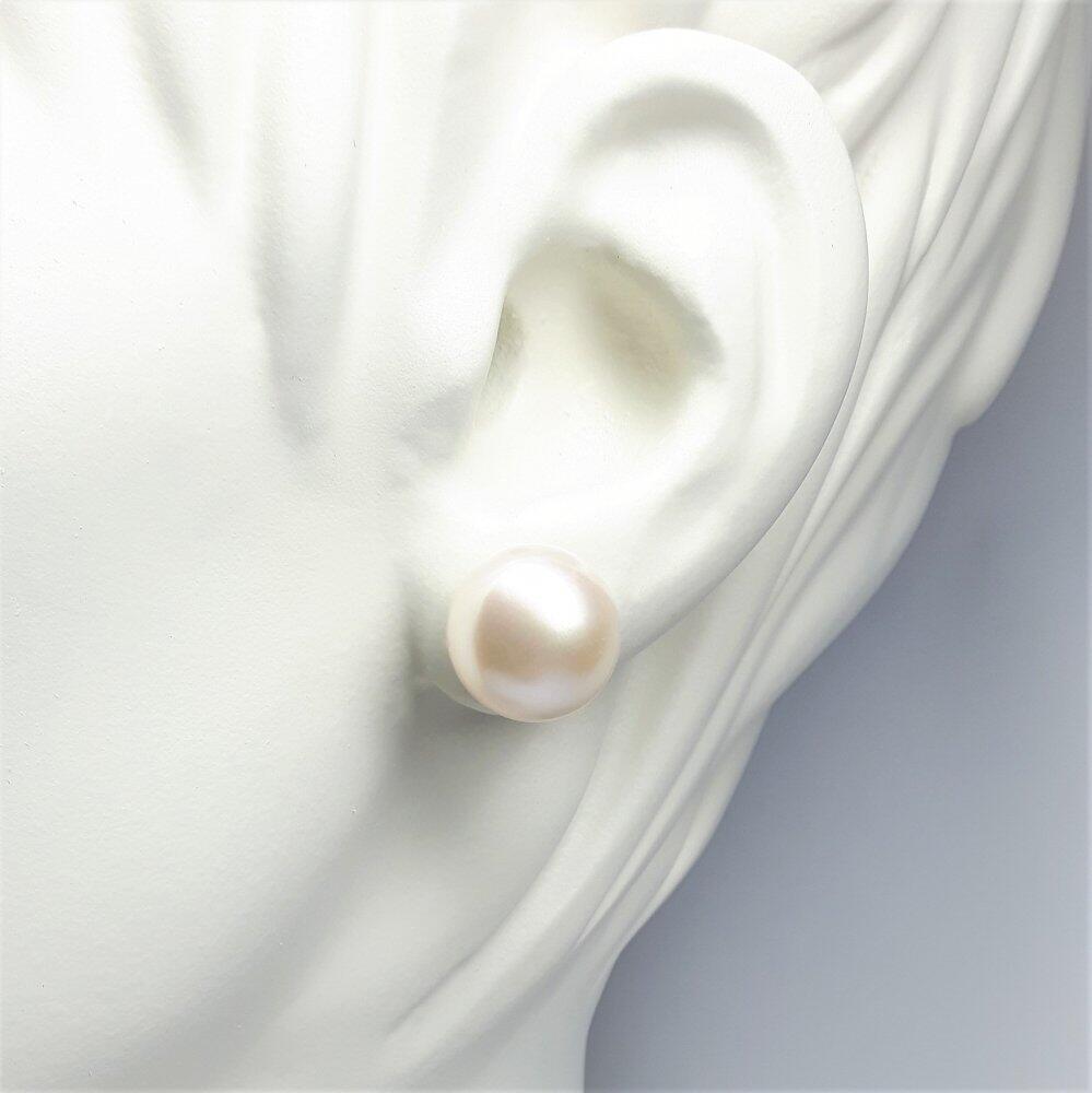 "snowballs", boucles d'oreilles en or jaune 18kt et perles de culture d'eau douce blanches bouton Ø13mm.