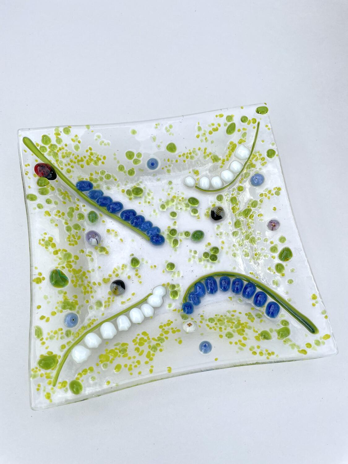 Glassbykarin Schoener Teller mit Blumenmotiv, Millefiori, handgemacht, Einzelstueck, blau/weiss