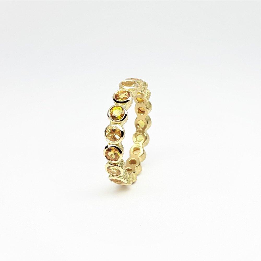 Ring in 18kt yellow gold with yellow sapphires.