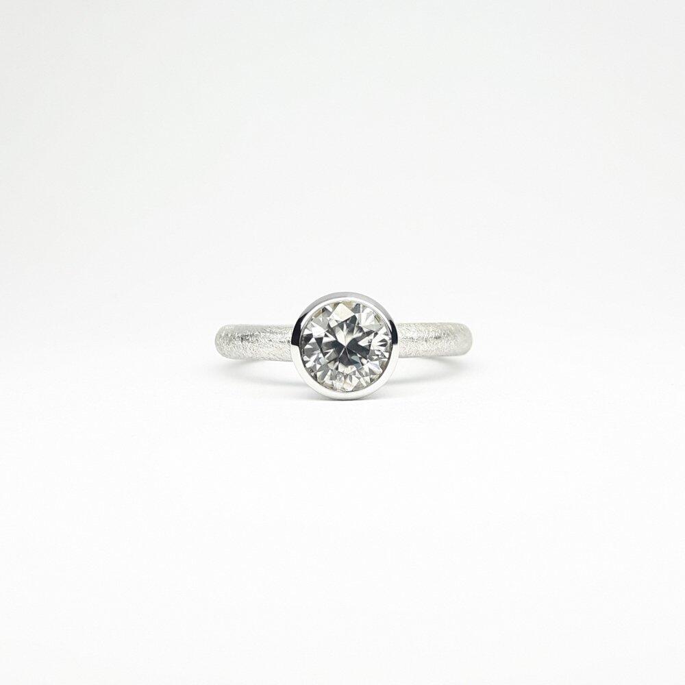 'combiring medium', 18kt Weissgold und natürlicher Zirkon Ø7mm.