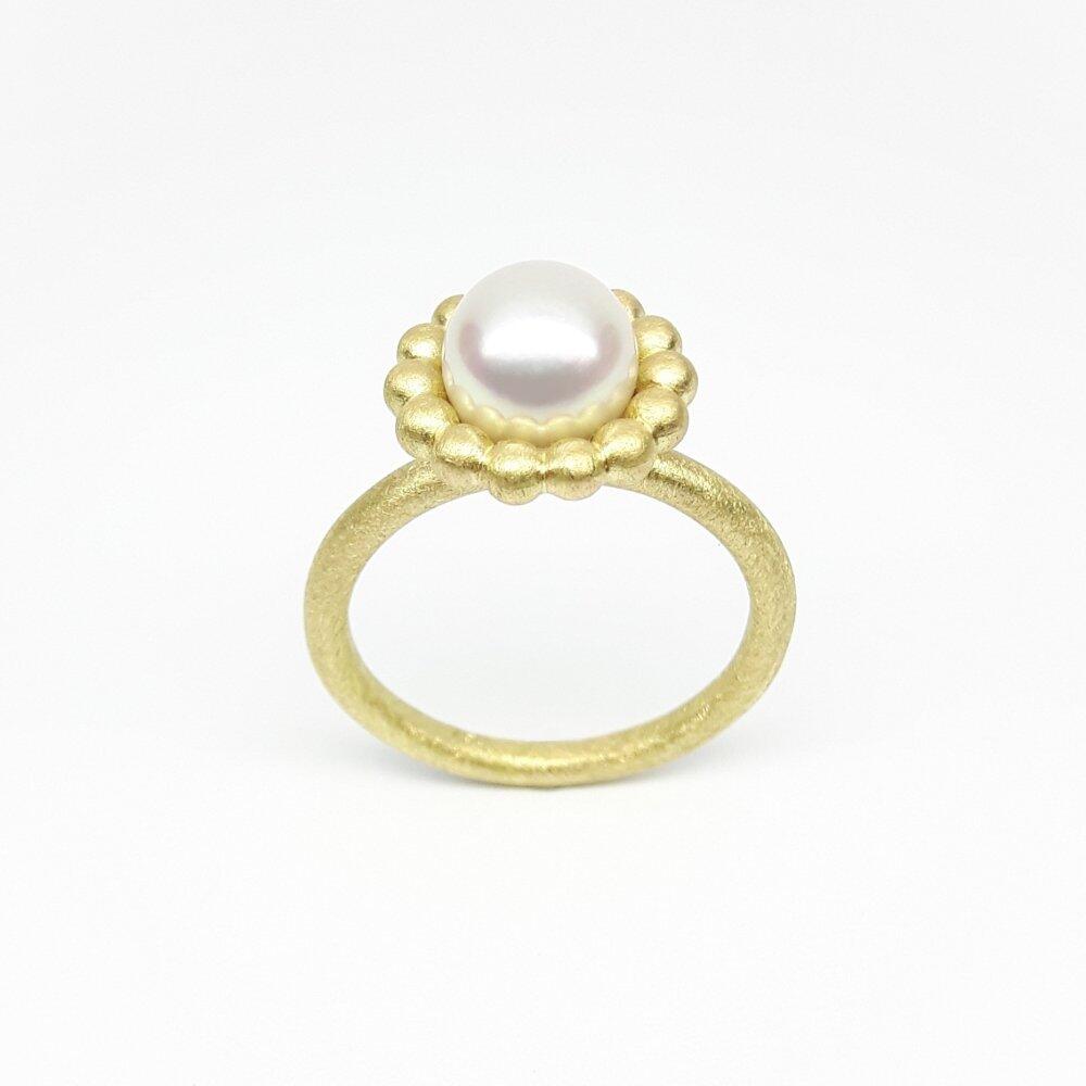 'round around', bague boules en or jaune 18kt et perle akoya.
