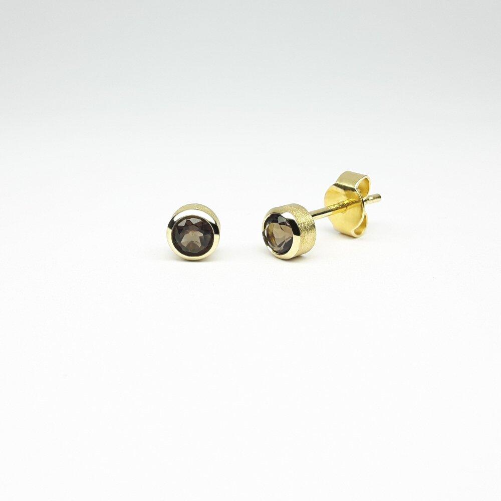 Boucles d'oreilles en or jaune 18kt et quartz fumé Ø4mm.