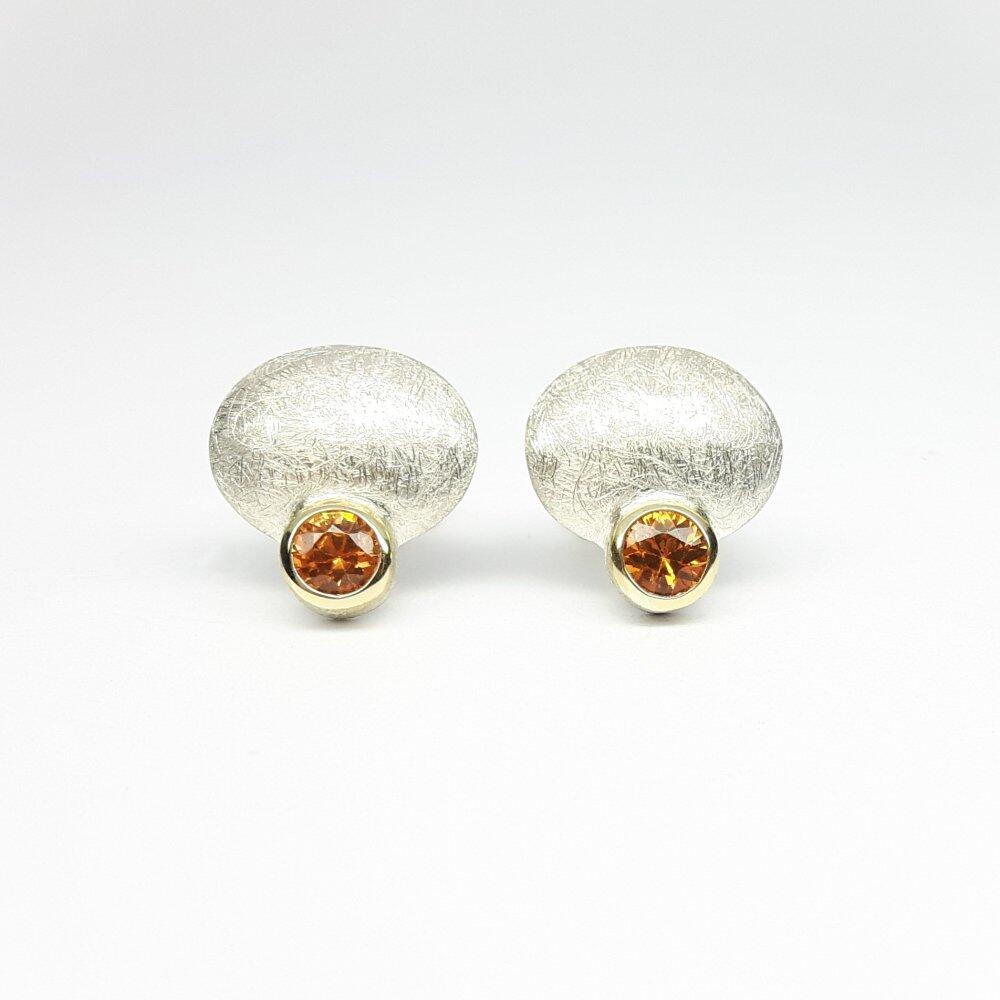 Boucles d'oreilles en or jaune 18kt, argent 925/- et grenat mandarin. Pièce unique.