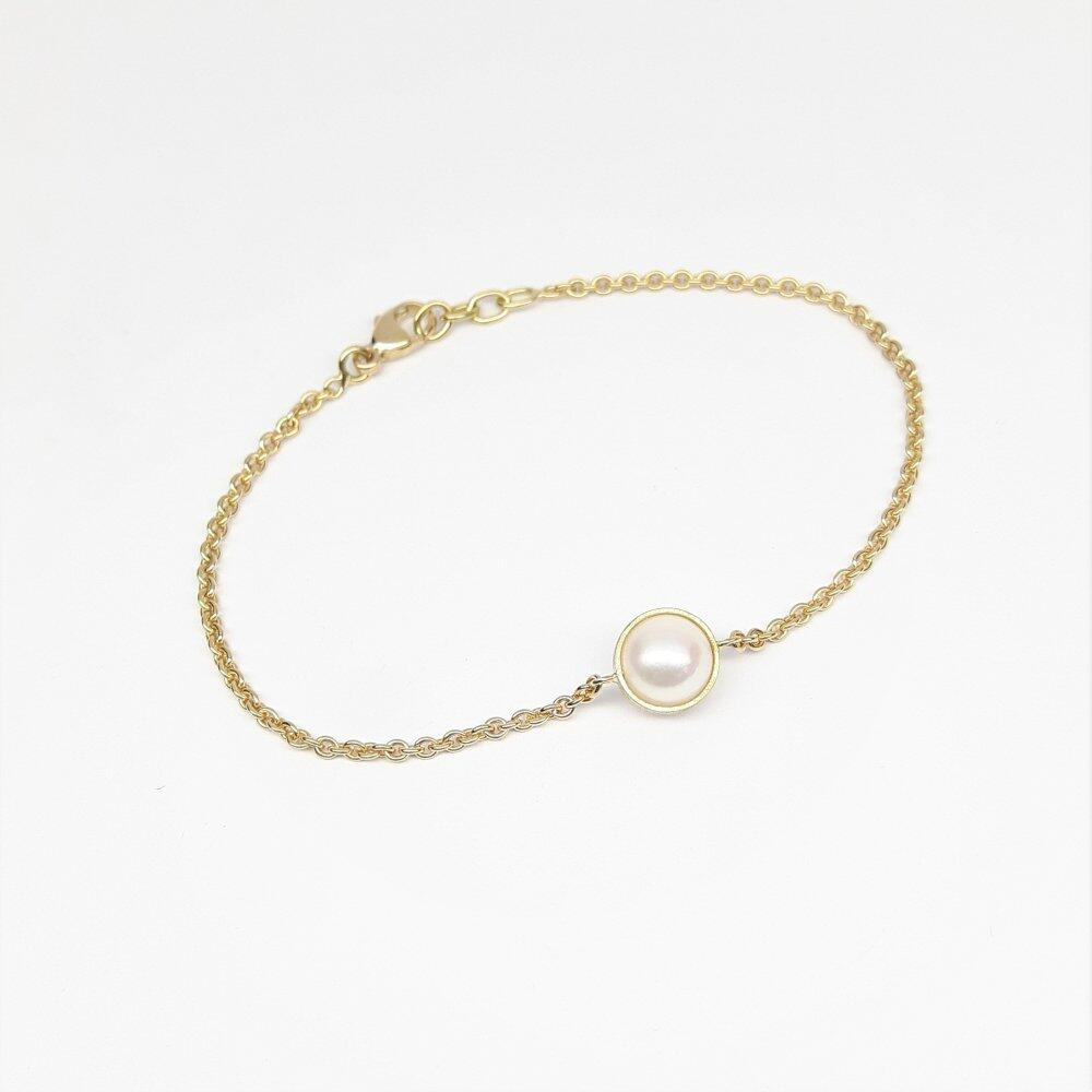 Delicate 18k yellow gold chain bracelet with an Akoya pearl.