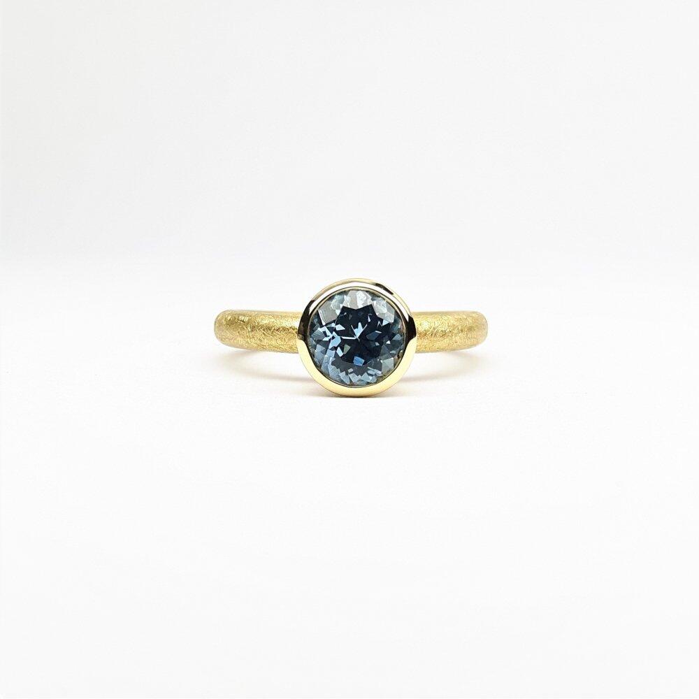 'combiring medium', 18kt Gelbgold und Aquamarin Ø7mm.