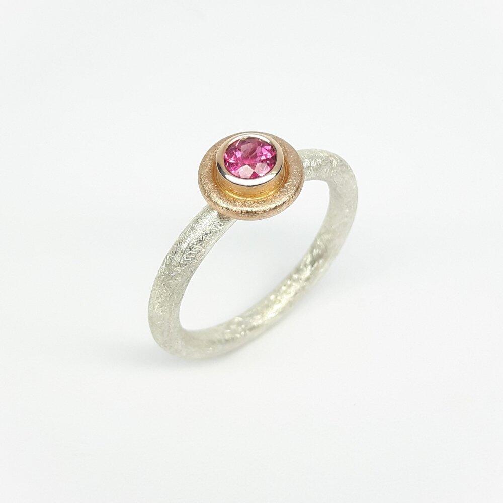 Ring aus 925er Silber, 18kt Rotgold und rosa Turmalin. Unikat.