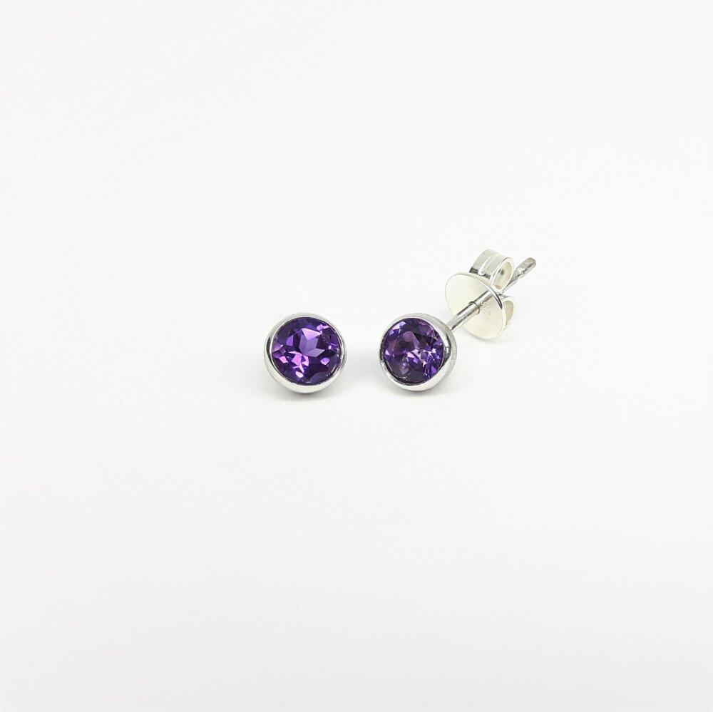 Stud earrings made of 925 silver and amethyst.