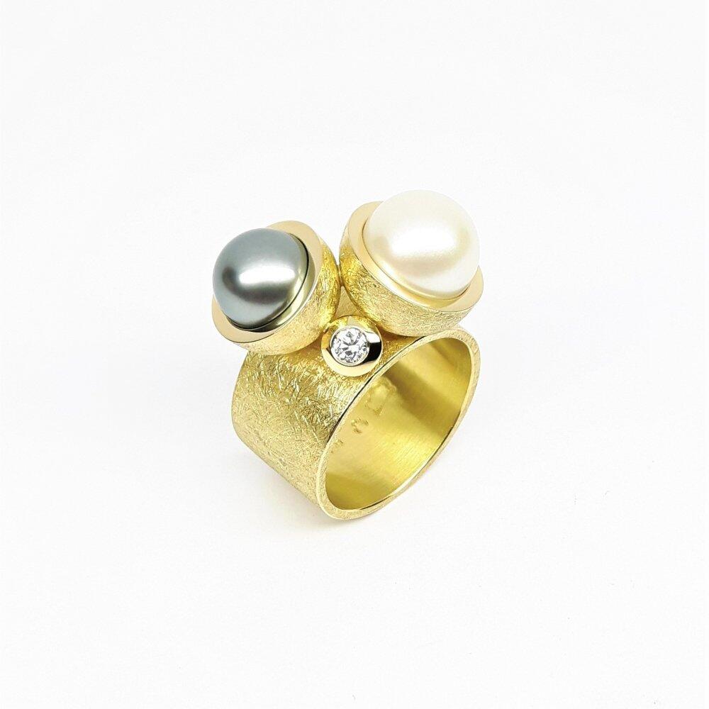 Bague "black & white", or jaune 18kt, perle tahiti, perle d'eau douce et diamant.