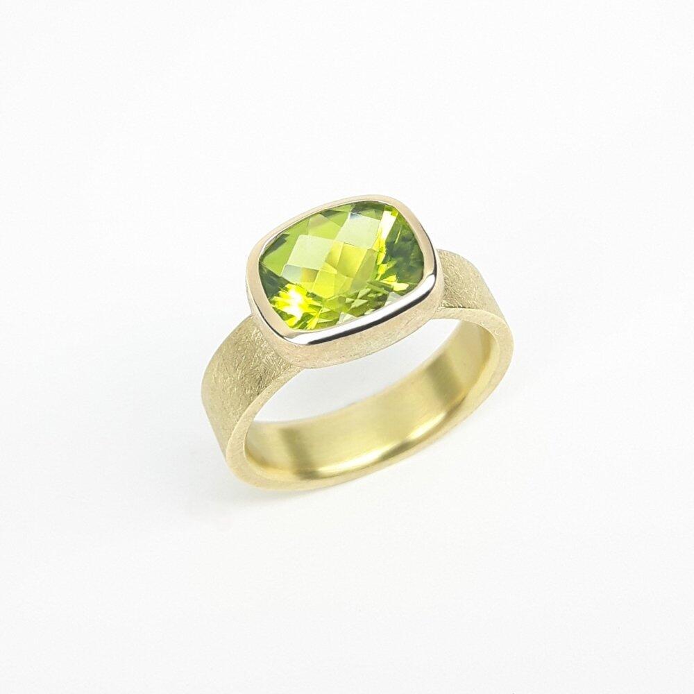 Bague en or jaune 18kt et peridot en taille en damier. Pièce unique.