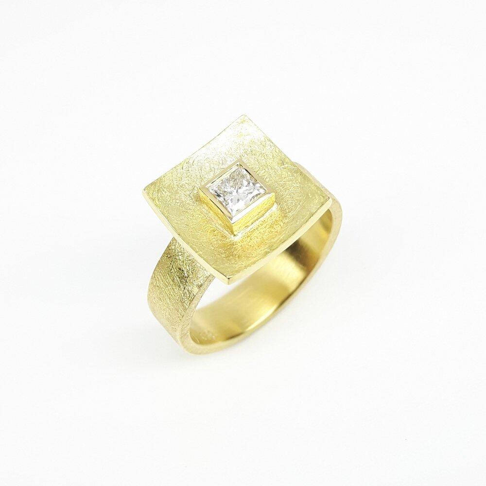Bague or jaune 18kt et diamant princesse.