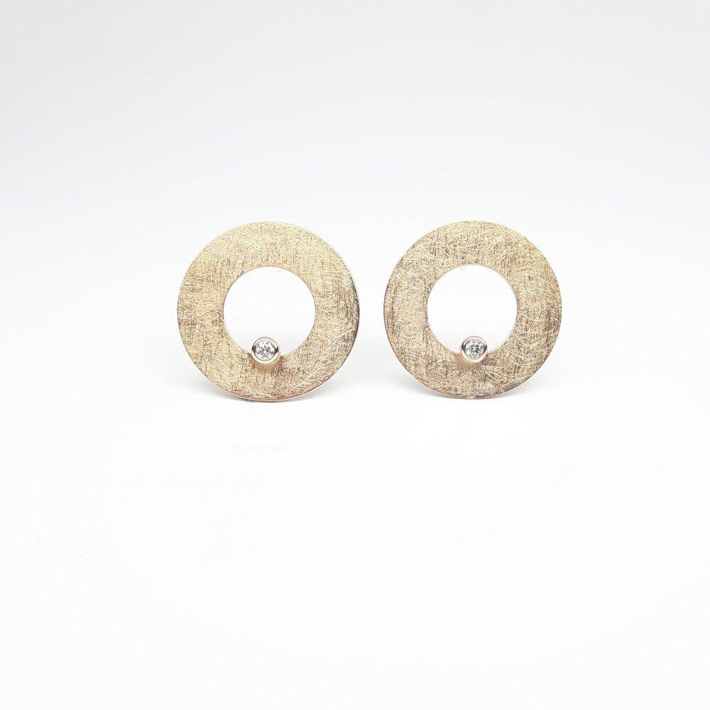 "hole in one", stud earrings in 18kt rose gold and diamonds.