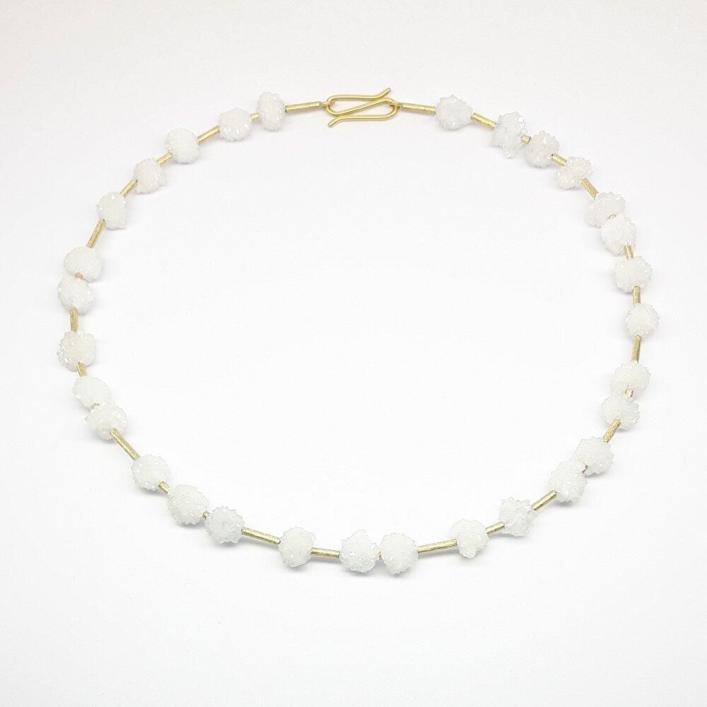 "snowball", collier en or jaune 18kt et cristal de roche cristallisé.