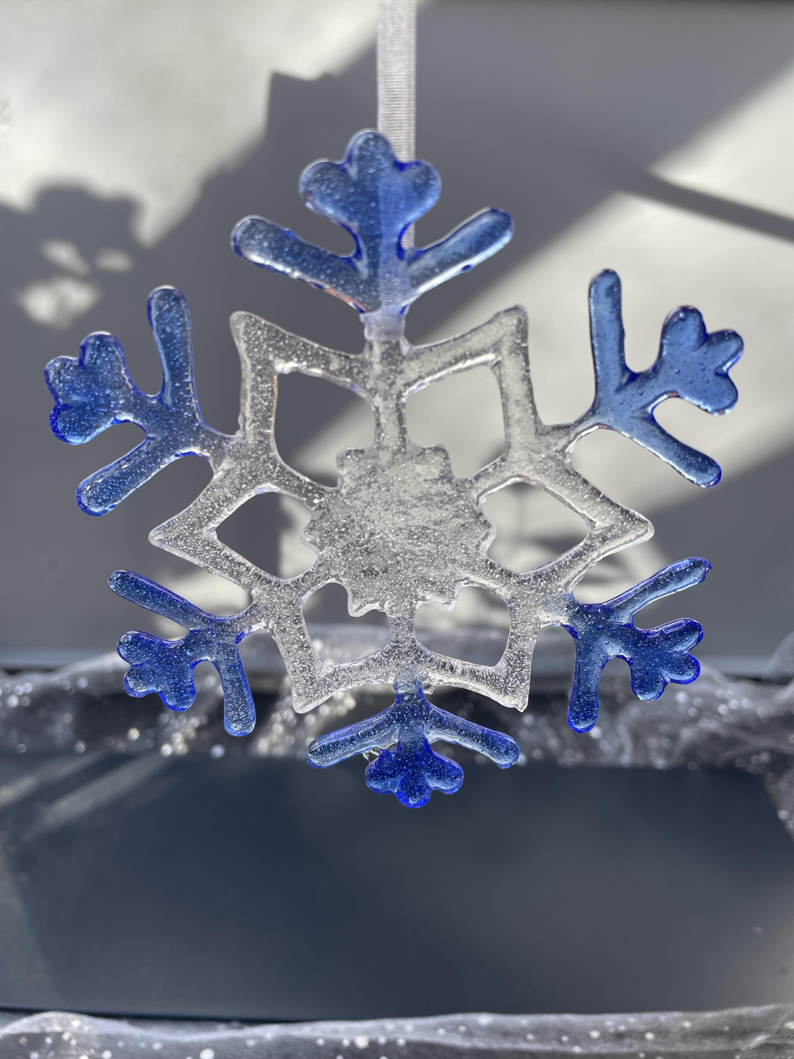 Schneeflocke aus Glas “MADE IN LUXEMBOURG” - blau - Design 1