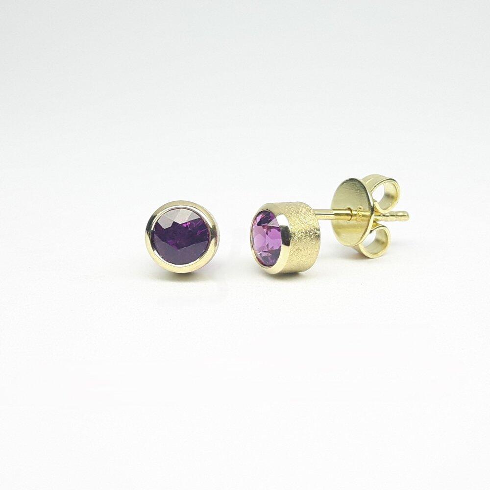 Ohrstecker aus 18kt Gelbgold und pruple Granat Ø5mm.