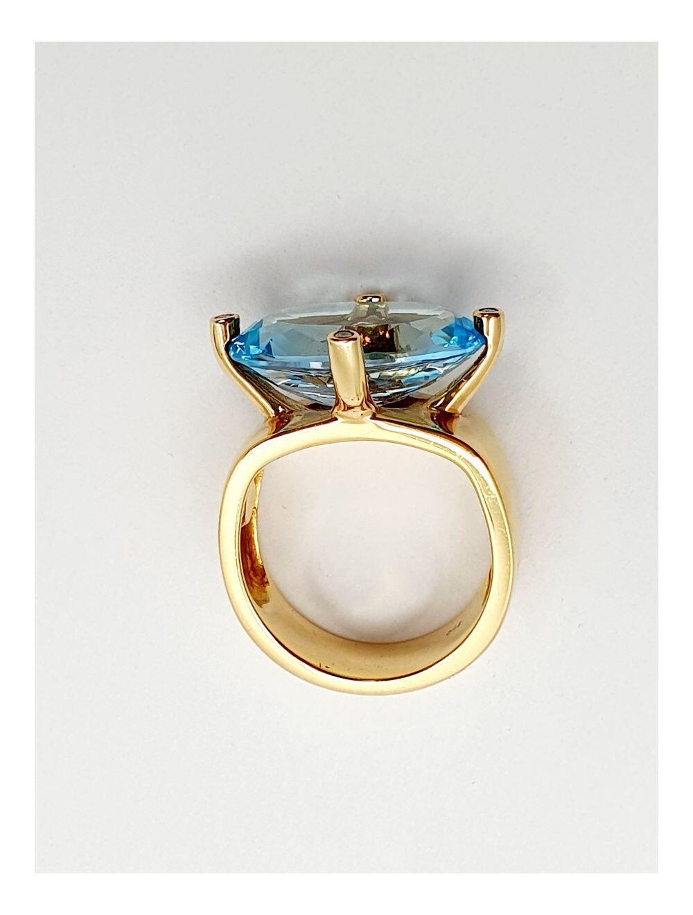 Yellow gold ring with 9.22ct blue topaz and 0.01ct natural diamonds