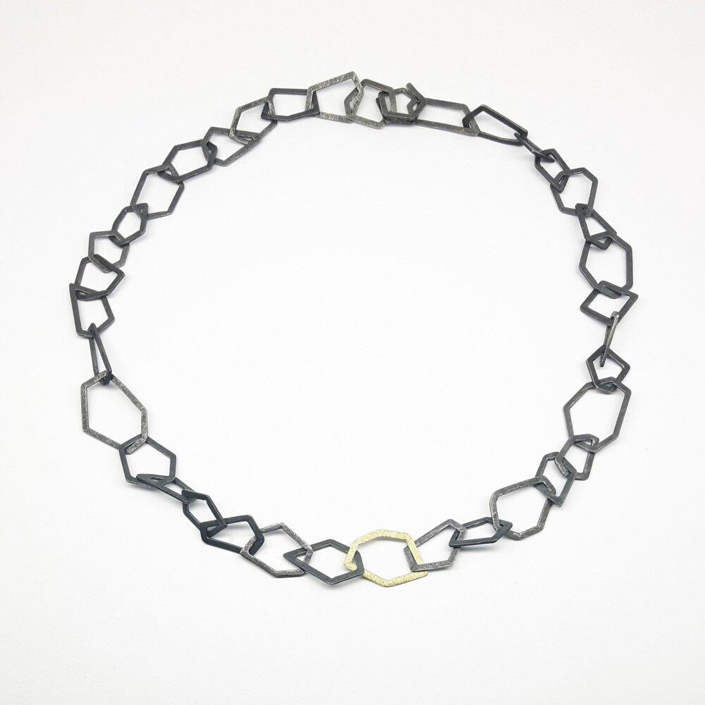 Collier martelé en argent 925/- noirci et or jaune 18kt. Pièce unique.