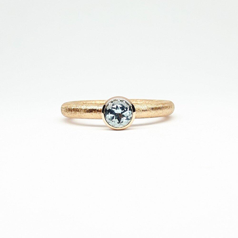 'combiring small', 18kt Rotgold und Aquamarin Ø5mm.