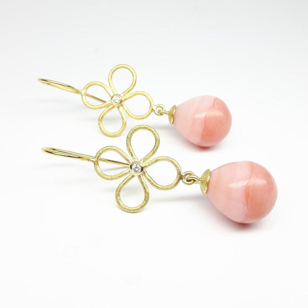 "lucky days", boucles d'oreilles en or jaune 18kt, pampilles en opale rose et diamants. Pièce unique.