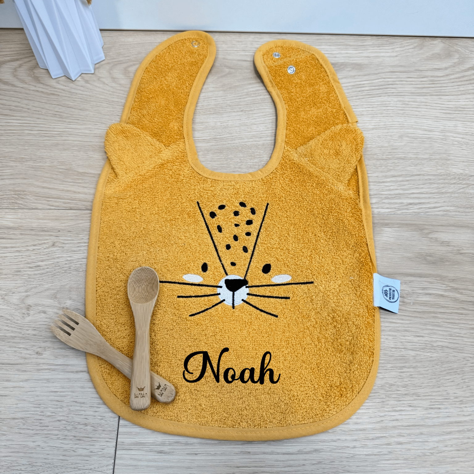 Bavoir Léopard Jaune personnalisé avec couverts