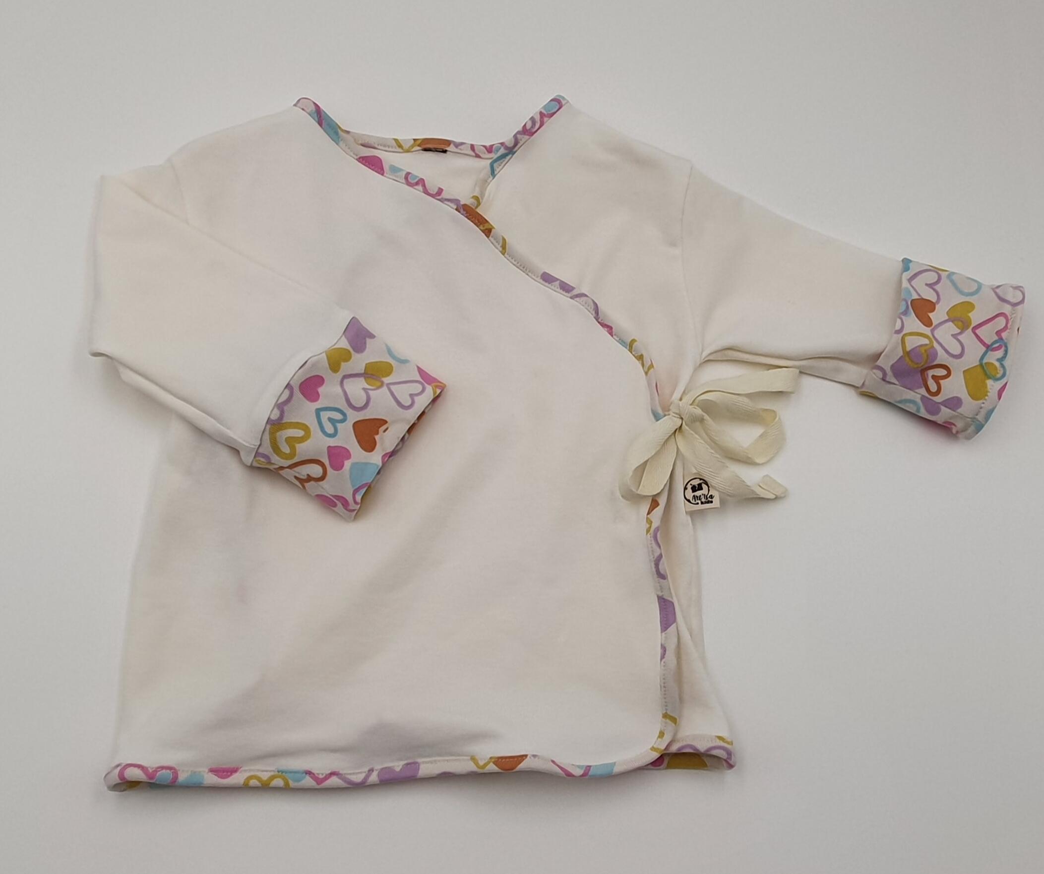 T-shirt croisé "Petits coeurs" 