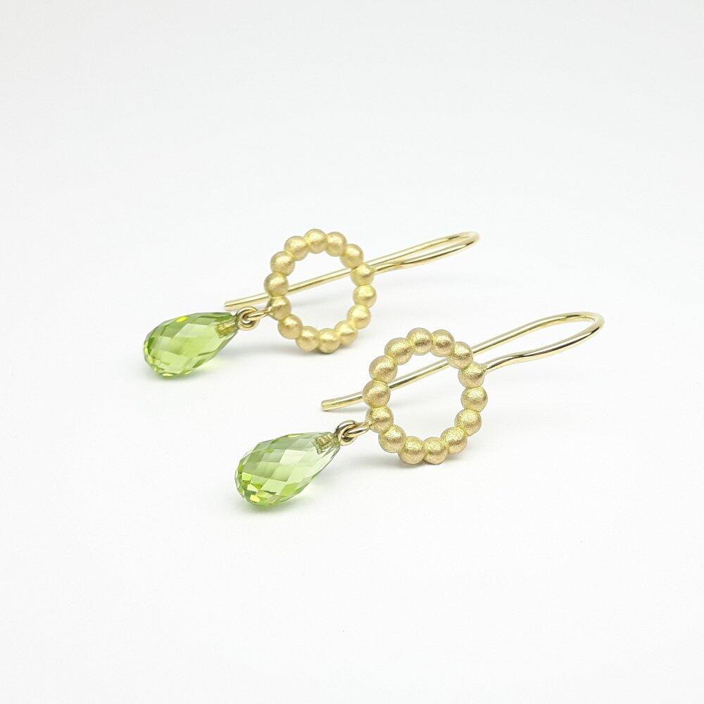 "round around", earrings in 18kt yellow gold and peridot pompoms.