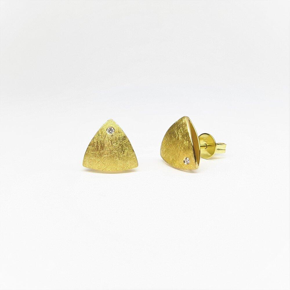 Boucle d'oreilles triangles en or jaune et diamants.