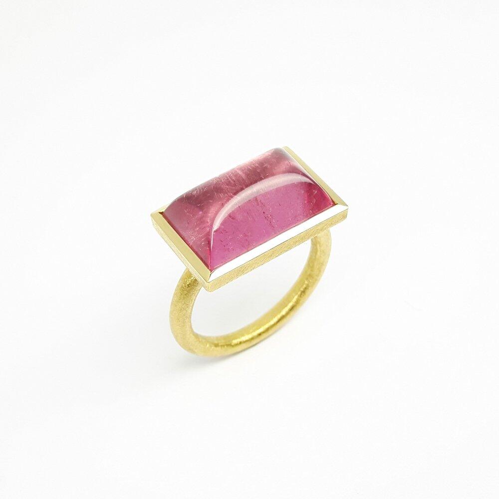 Bague en or jaune 18kt et tourmaline rose. pièce unique