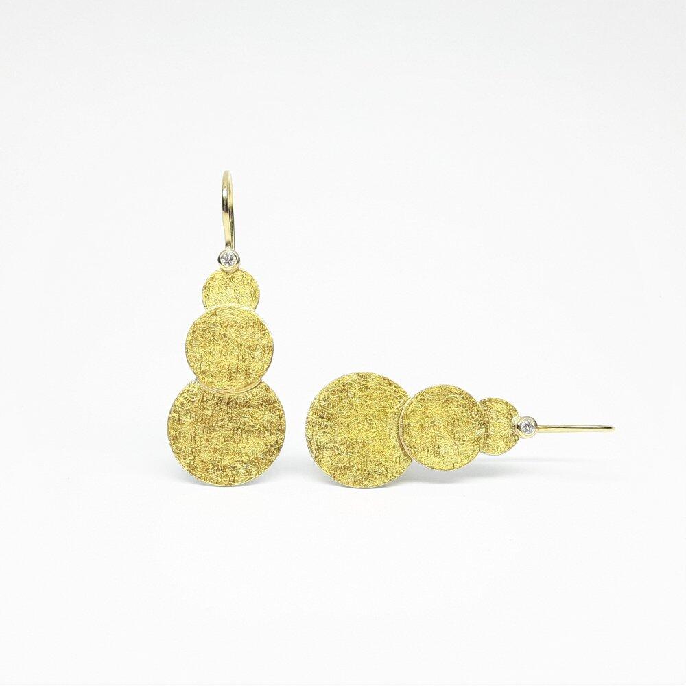 Earrings in silver, fine gold, 18kt yellow gold and diamonds.