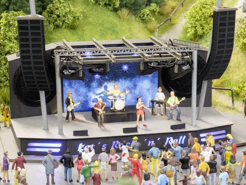 H0 Scale (1:87) Open Air Concert Stage Model Kit - Festival Scene With Figures, Plastic Building For Model Railroad