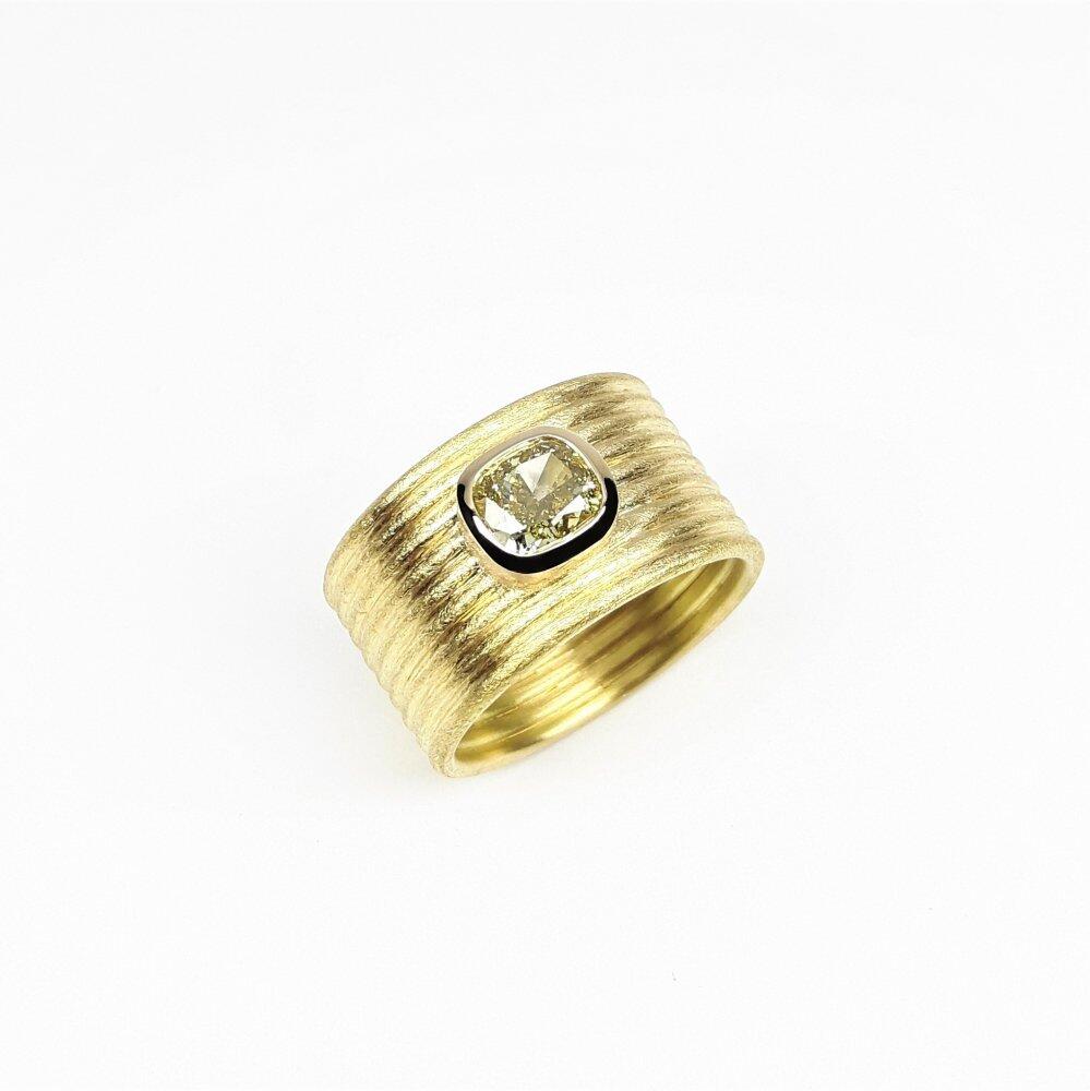 Ring aus 18kt Gelbgold, fancy natur grün-gelbem Diamantkissen. Unikat.